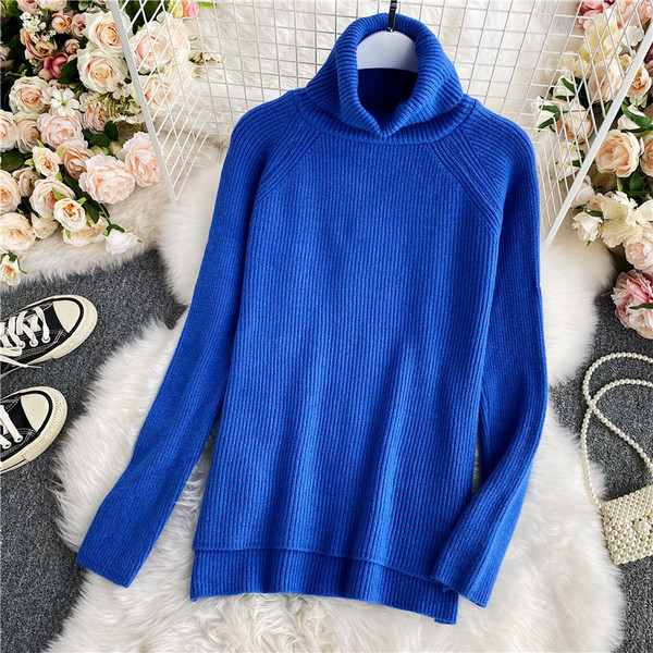 Γυναικείο πουλόβερ με ψηλό γιακά - ασύμμετρο μοντέλο