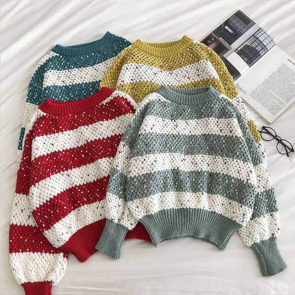 Triibuline naiste kampsun ovaalse kaelusega