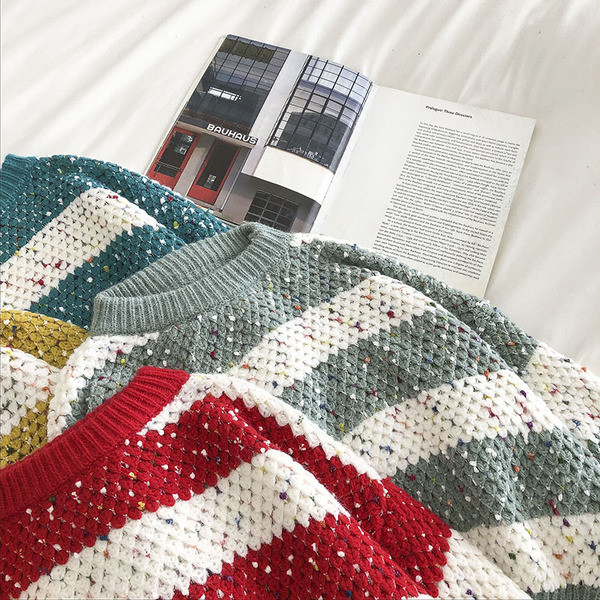 Triibuline naiste kampsun ovaalse kaelusega