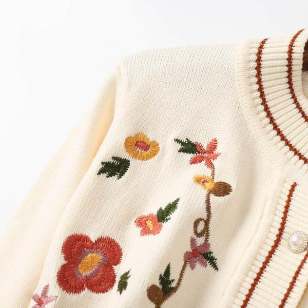 Moodne tikandiga kardigan naistele