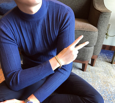 Ανδρικό πουλόβερ με ψηλό γιακά και μακριά μανίκια