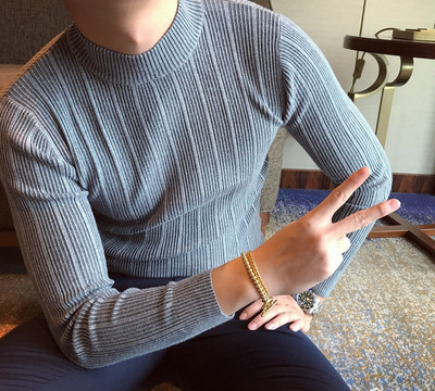 Ανδρικό πουλόβερ με ψηλό γιακά και μακριά μανίκια