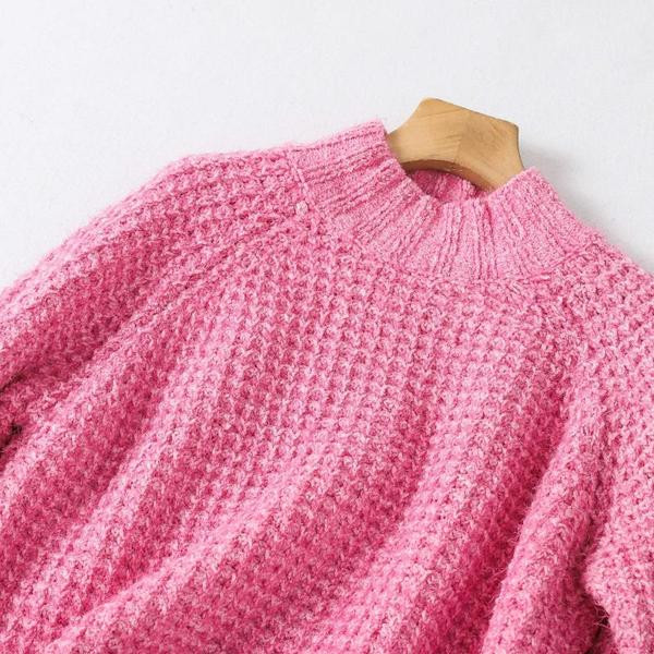 Μοντέρνο πουλόβερ με ημι-υψηλό γιακά σε ροζ χρώμα