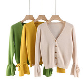 Moodne naiste vest spitsikaelusega ja lootosevarrukatega