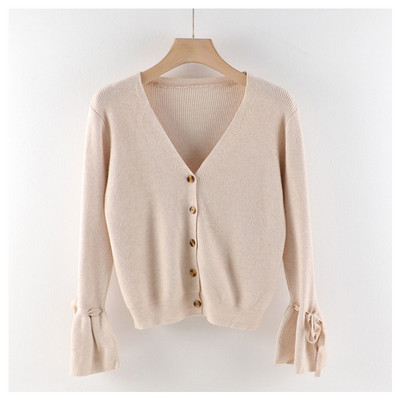 Moodne naiste vest spitsikaelusega ja lootosevarrukatega