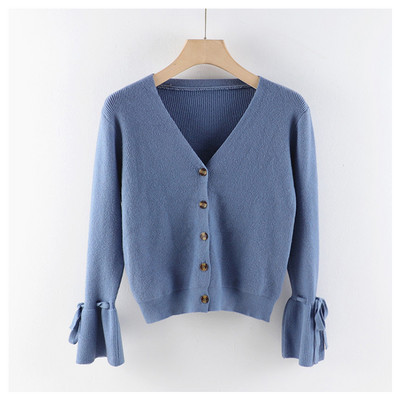 Moodne naiste vest spitsikaelusega ja lootosevarrukatega