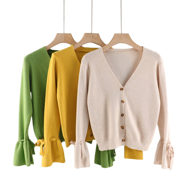 Moodne naiste vest spitsikaelusega ja lootosevarrukatega