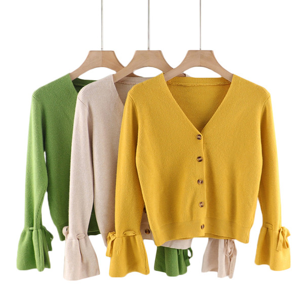 Moodne naiste vest spitsikaelusega ja lootosevarrukatega