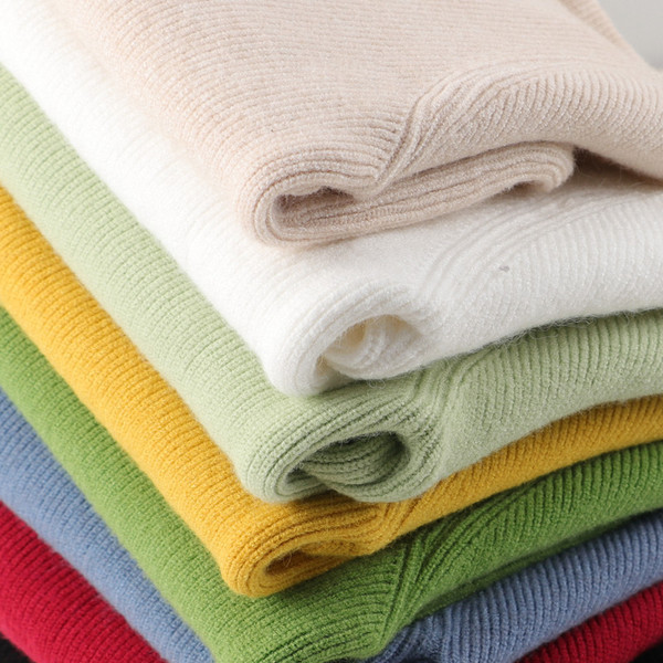 Moodne naiste vest spitsikaelusega ja lootosevarrukatega