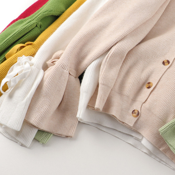 Moodne naiste vest spitsikaelusega ja lootosevarrukatega