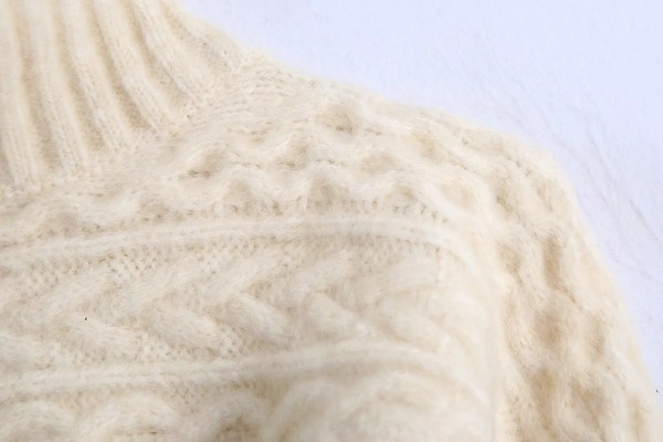 Μοντέρνο κοντό πουλόβερ με κολάρο 