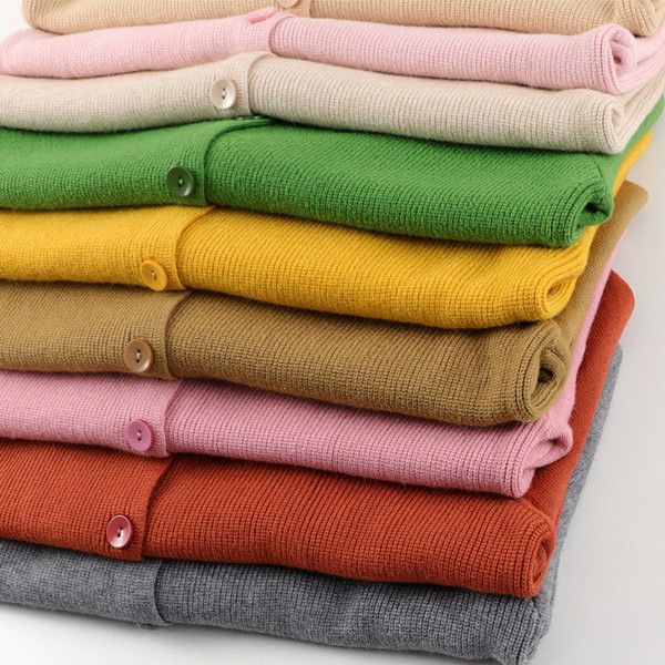 Moodne naiste vest ovaalse kaelusega ja pikkade varrukatega