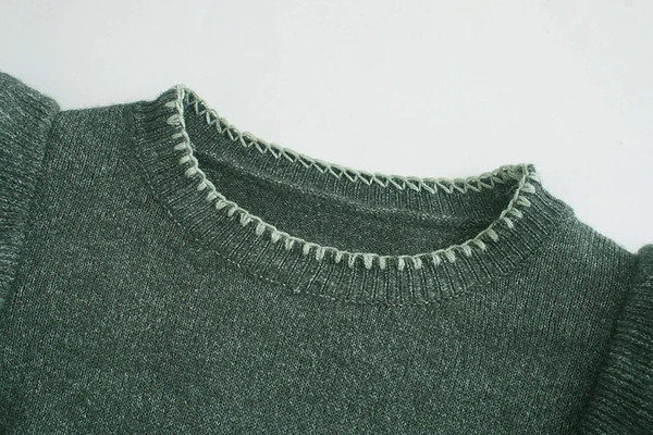 Γυναικείο πουλόβερ με βολάν και οβάλ ντεκολτέ