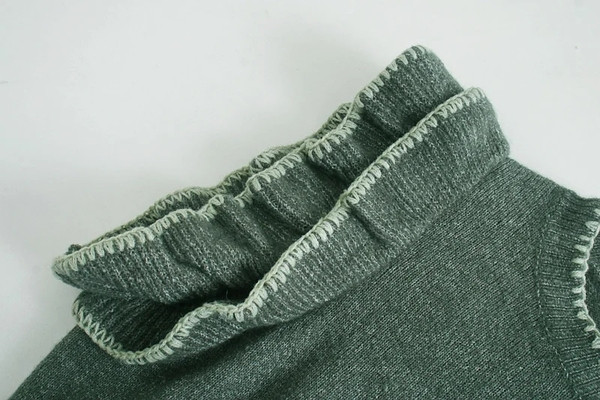 Γυναικείο πουλόβερ με βολάν και οβάλ ντεκολτέ