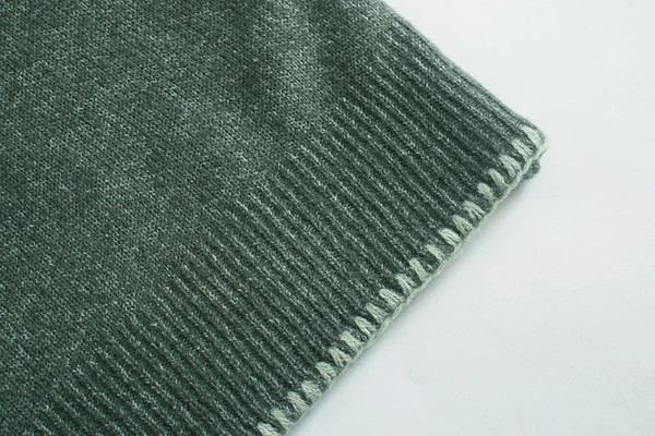 Γυναικείο πουλόβερ με βολάν και οβάλ ντεκολτέ