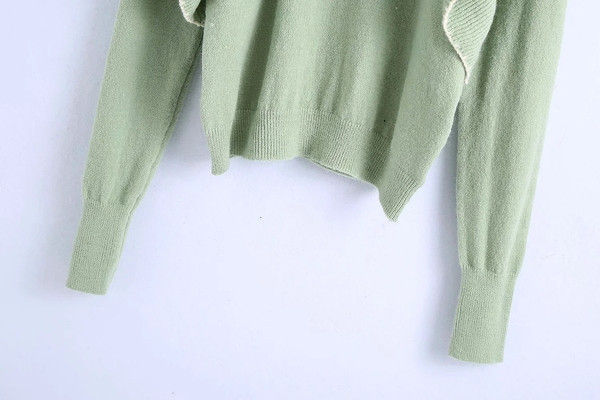 Õhukesest kudumisest lokkidega naiste kampsun