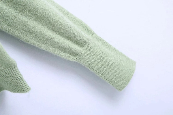 Õhukesest kudumisest lokkidega naiste kampsun