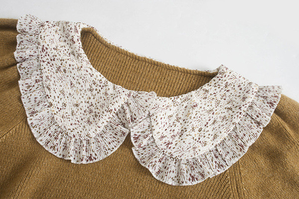 Γυναικείο πουλόβερ με μεγάλο γιακά και βολάν