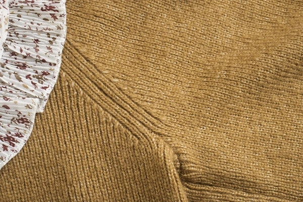 Γυναικείο πουλόβερ με μεγάλο γιακά και βολάν