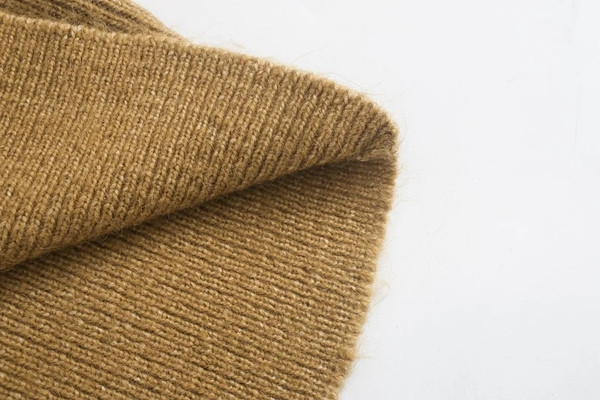 Γυναικείο πουλόβερ με μεγάλο γιακά και βολάν