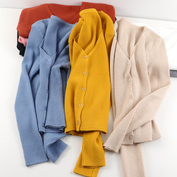 Ženski prsluk sa špic izrezom i gumbima