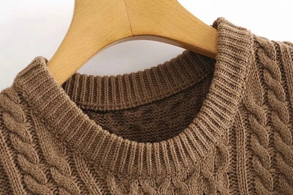 Μοντέρνο πουλόβερ με οβάλ ντεκολτέ και γυμνούς ώμους