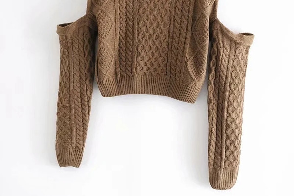 Μοντέρνο πουλόβερ με οβάλ ντεκολτέ και γυμνούς ώμους