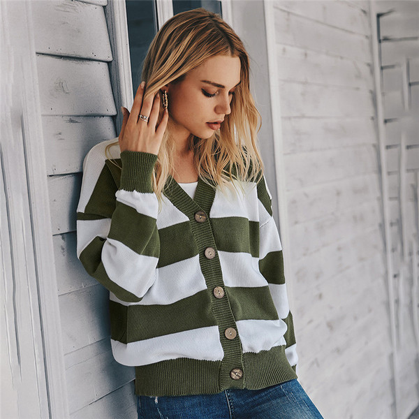 Naiste vabaaja triibuline vest nööpide ja pikkade varrukatega