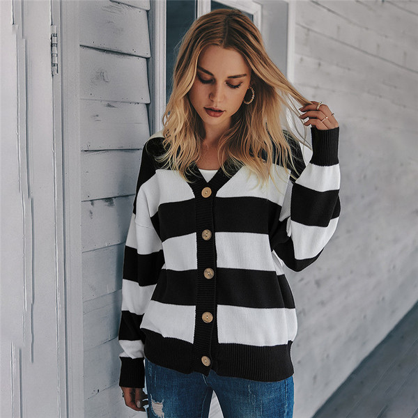 Naiste vabaaja triibuline vest nööpide ja pikkade varrukatega