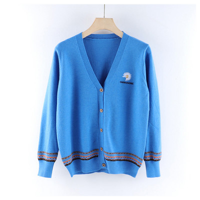 Γυναικεία ζακέτα με λαιμόκοψη και κεντήματα πέρλες