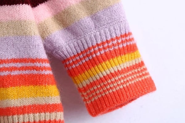 Μοντέρνο ριγέ πουλόβερ με οβάλ λαιμόκοψη και 3/4 μανίκια