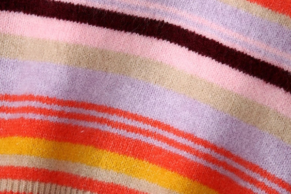 Μοντέρνο ριγέ πουλόβερ με οβάλ λαιμόκοψη και 3/4 μανίκια