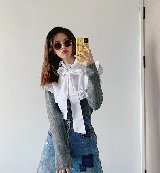 Γυναικείο πουλόβερ με μεγάλο γιακά και κορδέλα