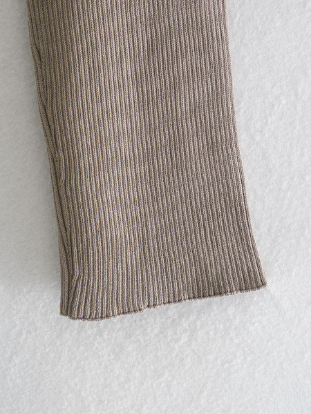 Μοντέρνο κοντό πουλόβερ με ψηλό γιακά