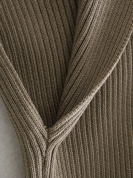 Μοντέρνο κοντό πουλόβερ με ψηλό γιακά