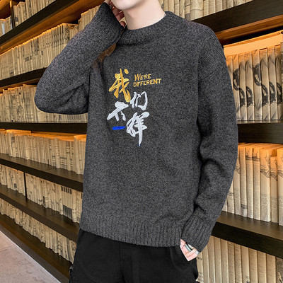 Ανδρικό πουλόβερ με κεντήματα και χαμηλό γιακά