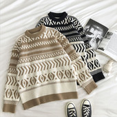 Praegune ümara kaelusega naiste kampsun