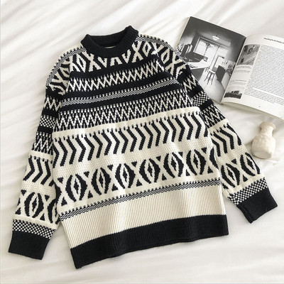 Praegune ümara kaelusega naiste kampsun