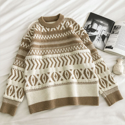 Praegune ümara kaelusega naiste kampsun