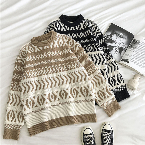 Praegune ümara kaelusega naiste kampsun