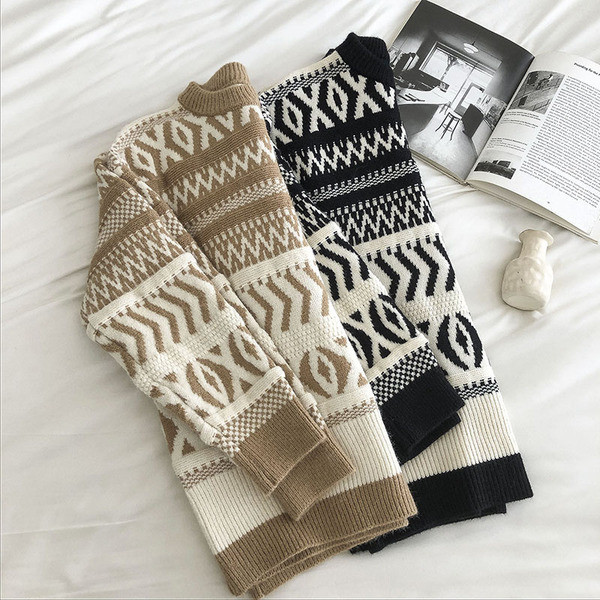 Praegune ümara kaelusega naiste kampsun