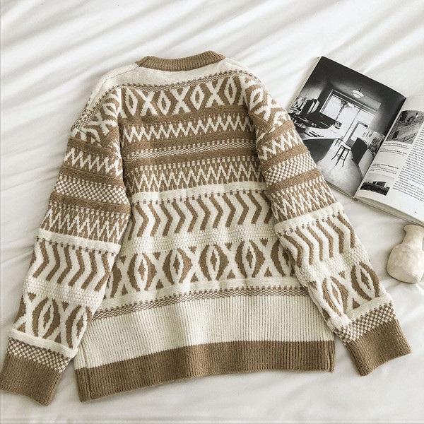 Praegune ümara kaelusega naiste kampsun