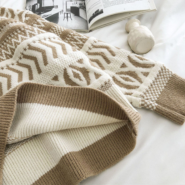 Praegune ümara kaelusega naiste kampsun