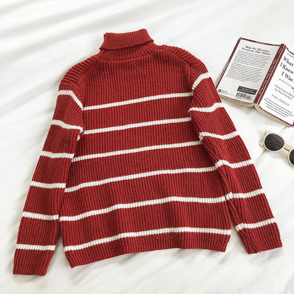 Ριγέ γυναικείο πουλόβερ με υψηλό γιακά