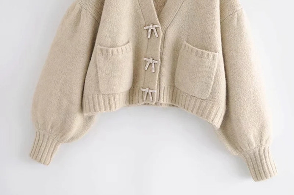 Καθημερινή γυναικεία ζακέτα με τσέπες και ντεκολτέ 