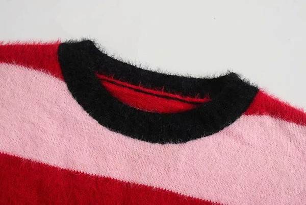 Lihtne triibuline ovaalse kaelusega kampsun