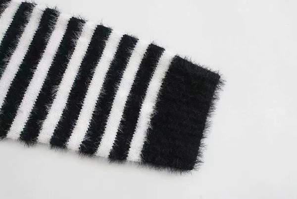 Lihtne triibuline ovaalse kaelusega kampsun