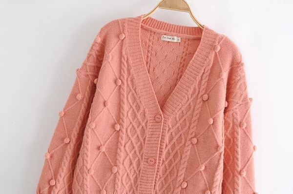 Kaasaegne vabaaja vest spitsikaela ja nööpidega