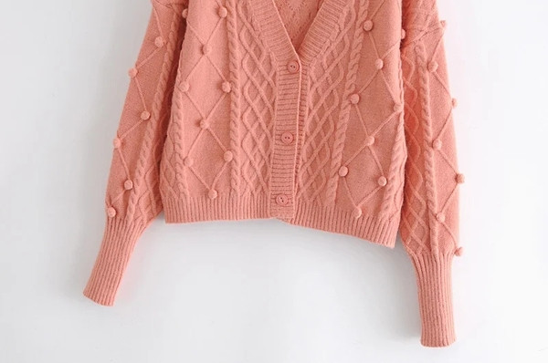 Kaasaegne vabaaja vest spitsikaela ja nööpidega