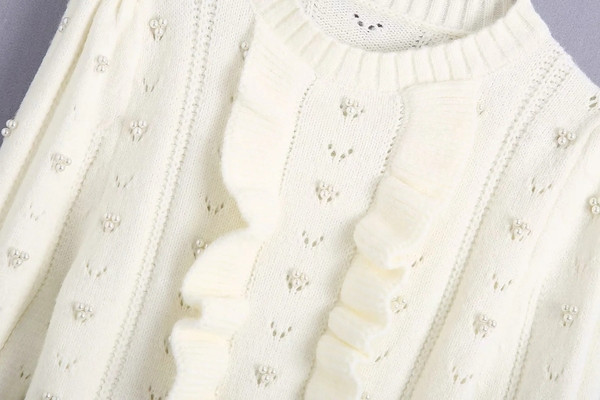 Γυναικείο πουλόβερ με πέρλεσ και βολάν